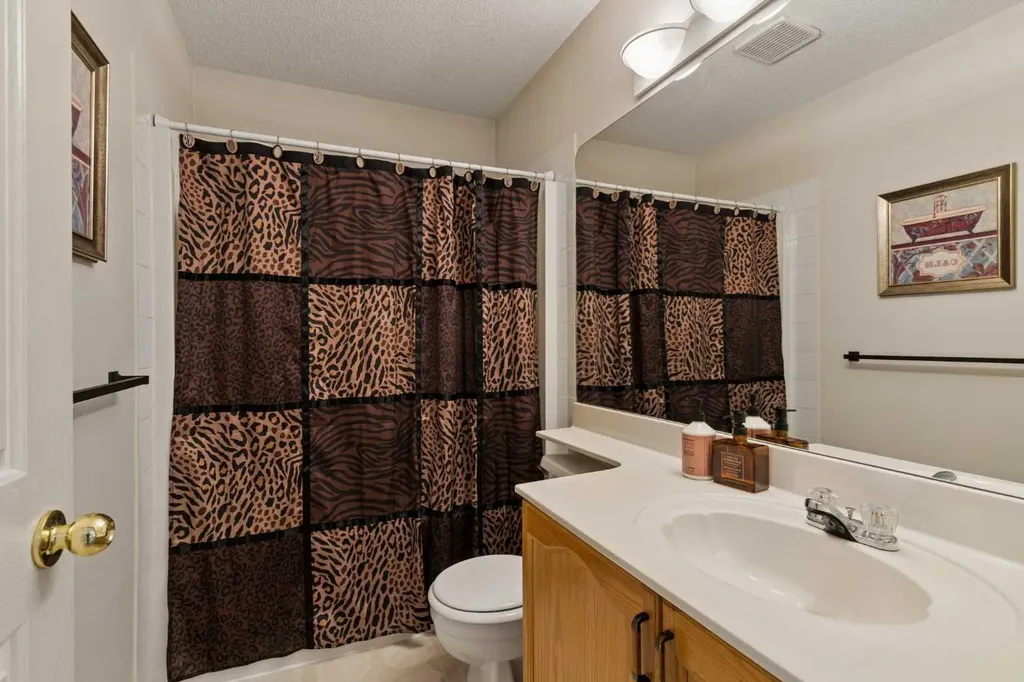 72 Douglas Glen Heights SE Calgary AB T2Z 3T5
