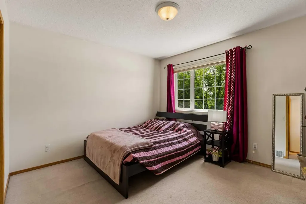 72 Douglas Glen Heights SE Calgary AB T2Z 3T5