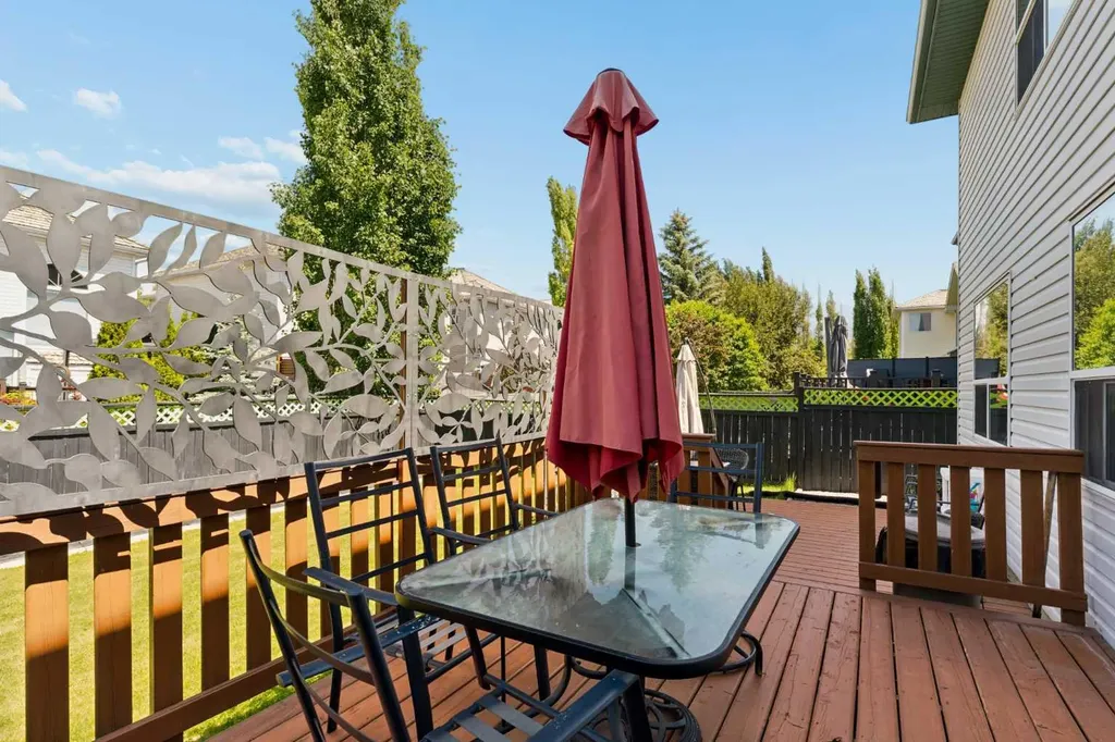 72 Douglas Glen Heights SE Calgary AB T2Z 3T5