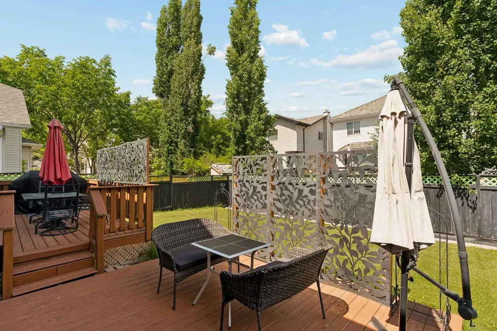 72 Douglas Glen Heights SE Calgary AB T2Z 3T5