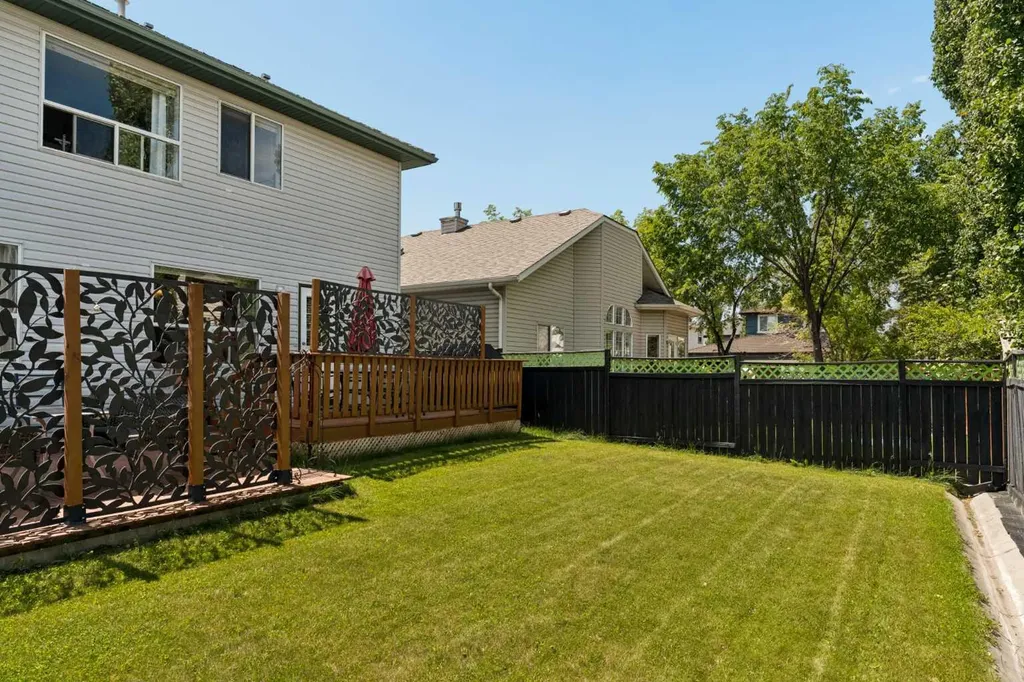 72 Douglas Glen Heights SE Calgary AB T2Z 3T5