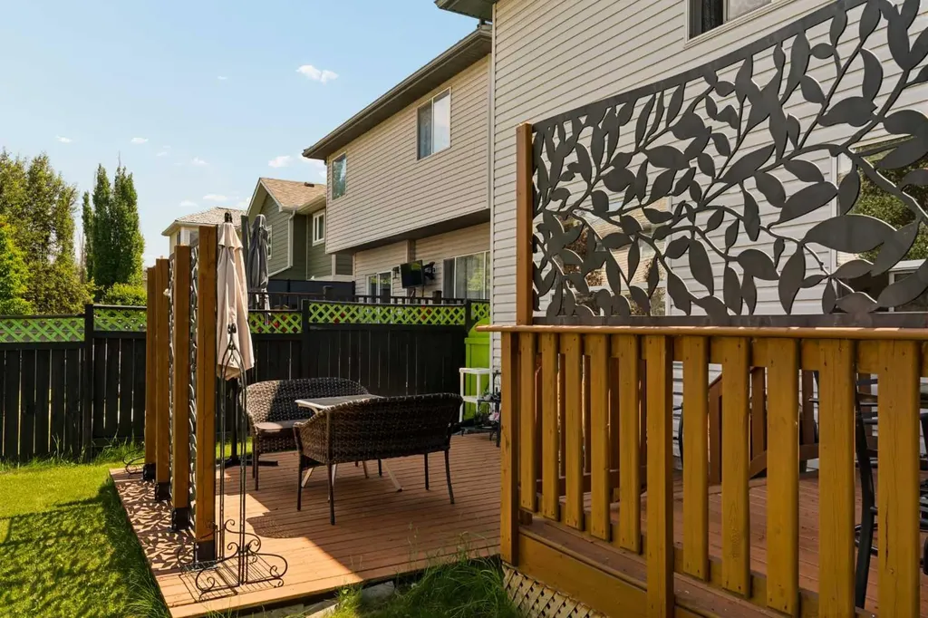 72 Douglas Glen Heights SE Calgary AB T2Z 3T5