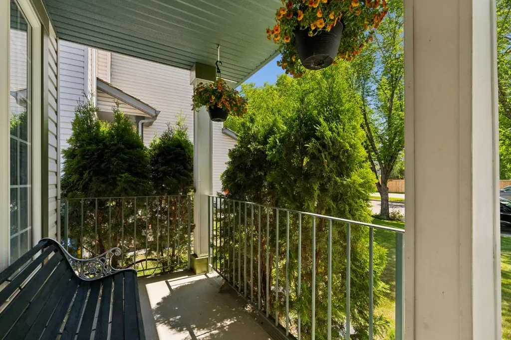 72 Douglas Glen Heights SE Calgary AB T2Z 3T5