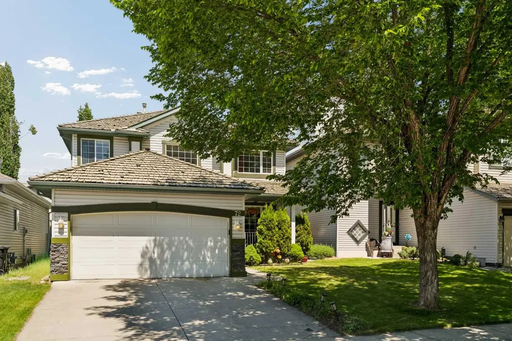 72 Douglas Glen Heights SE Calgary AB T2Z 3T5