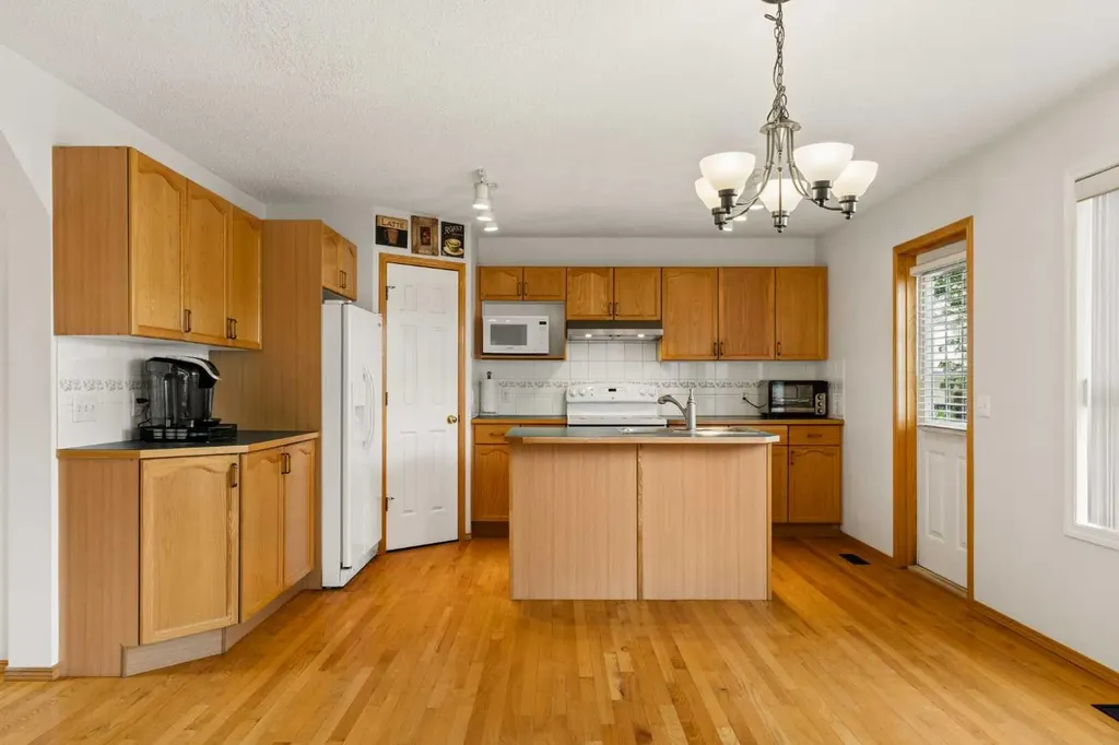 72 Douglas Glen Heights SE Calgary AB T2Z 3T5