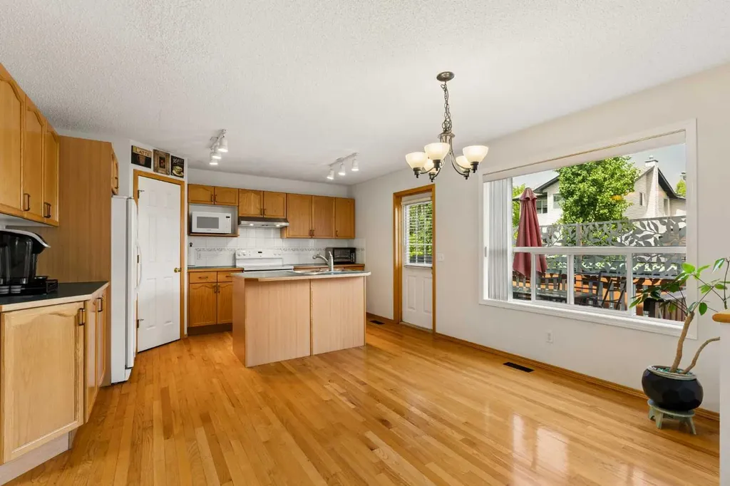 72 Douglas Glen Heights SE Calgary AB T2Z 3T5