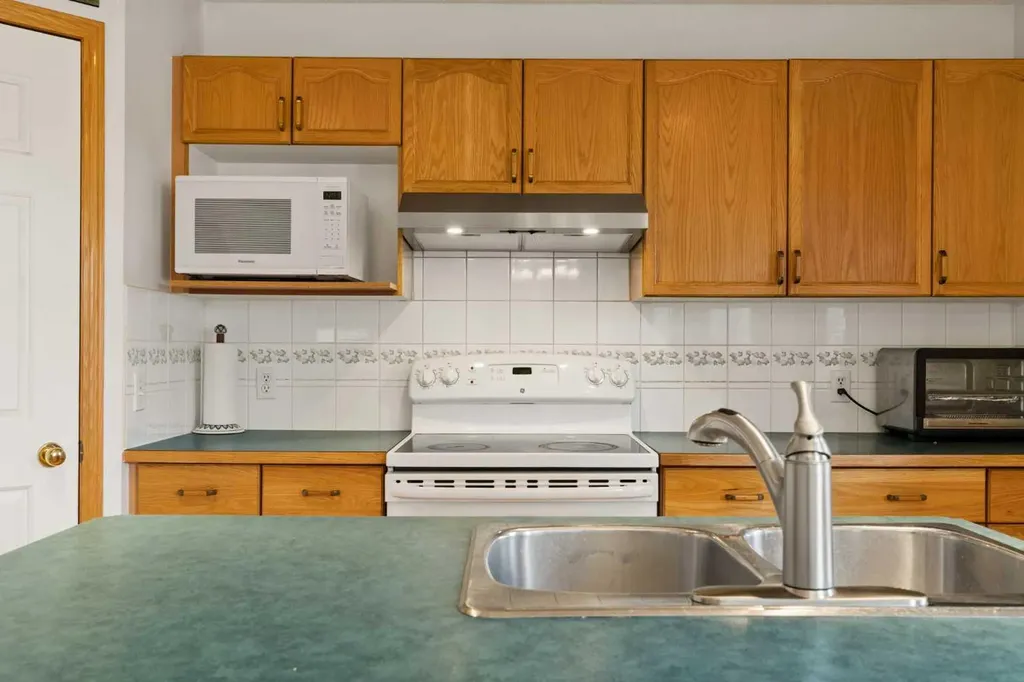72 Douglas Glen Heights SE Calgary AB T2Z 3T5