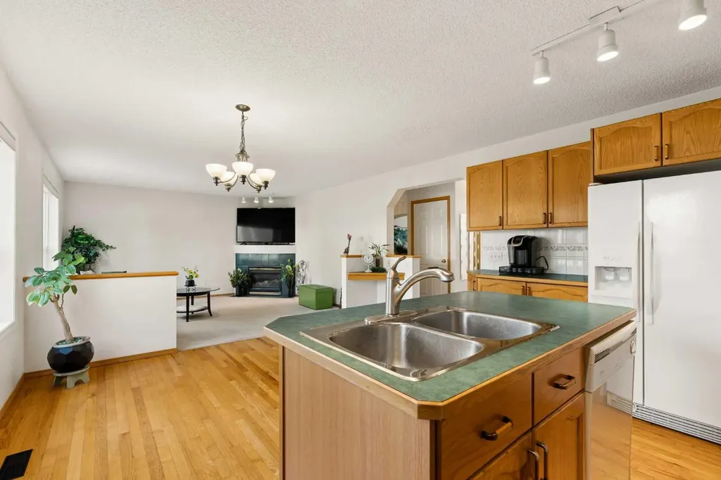 72 Douglas Glen Heights SE Calgary AB T2Z 3T5