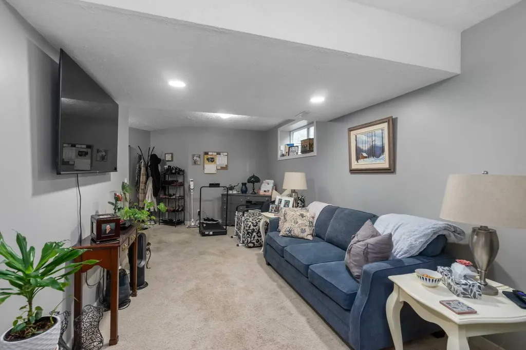 2067 Luxstone Boulevard SW Airdrie AB T4B 0J8