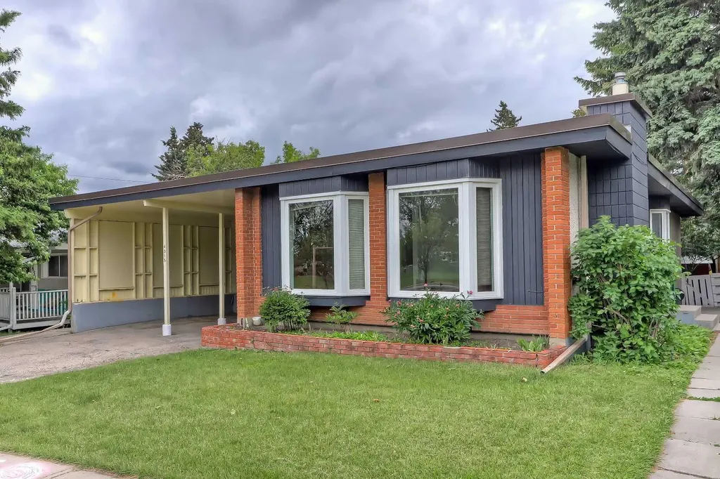 4315 Charleswood Drive NW Calgary AB T2L 2E3