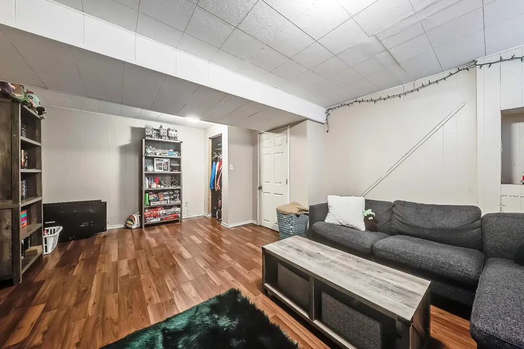 4315 Charleswood Drive NW Calgary AB T2L 2E3