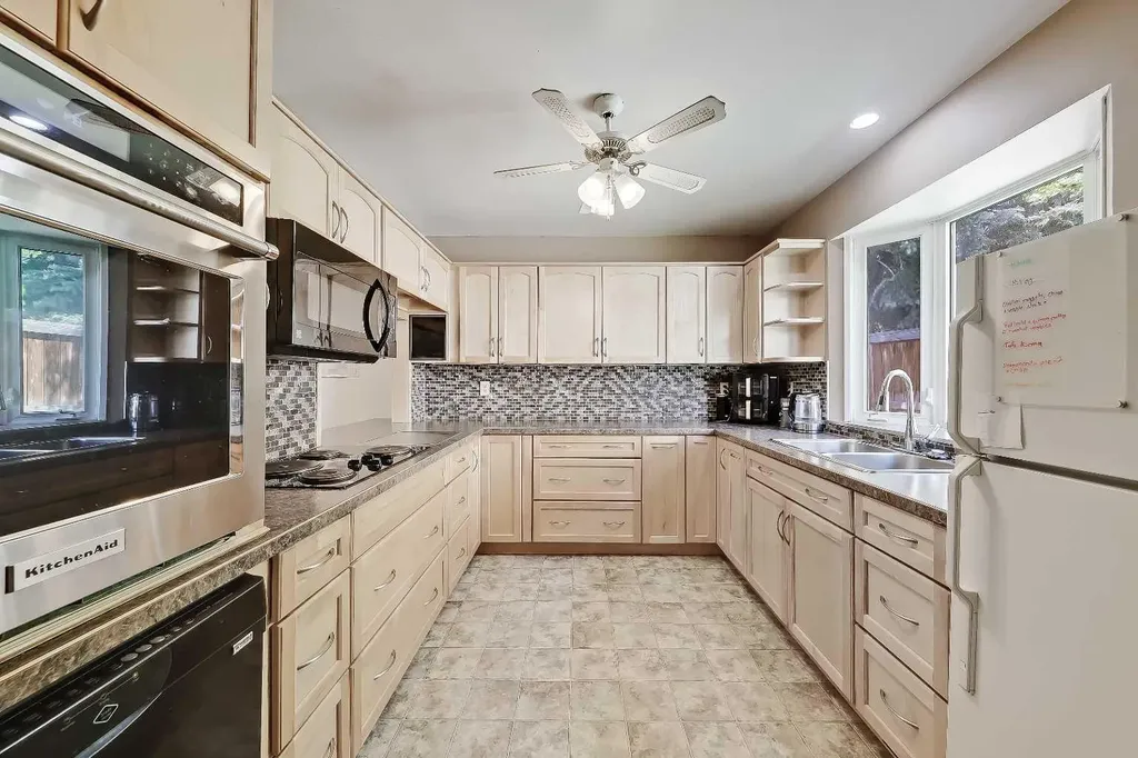 4315 Charleswood Drive NW Calgary AB T2L 2E3