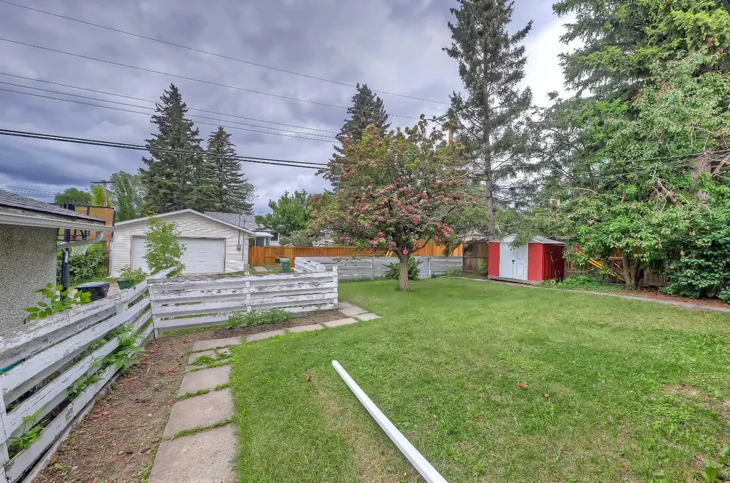 4315 Charleswood Drive NW Calgary AB T2L 2E3