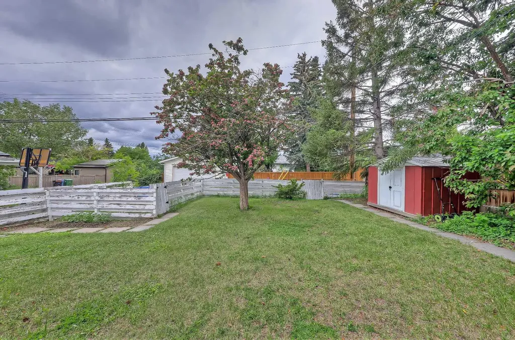 4315 Charleswood Drive NW Calgary AB T2L 2E3
