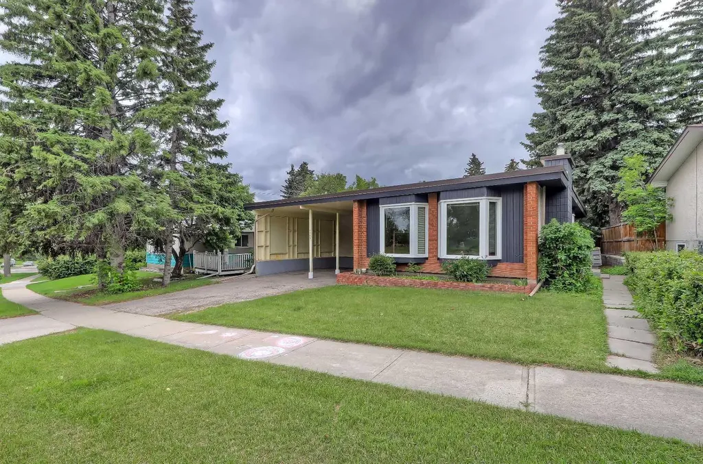 4315 Charleswood Drive NW Calgary AB T2L 2E3