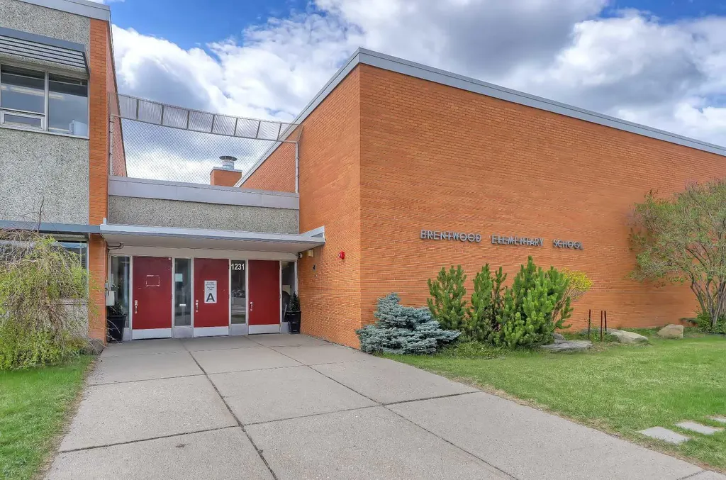 4315 Charleswood Drive NW Calgary AB T2L 2E3