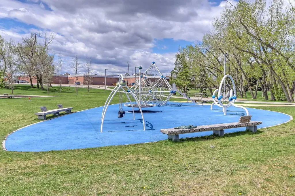 4315 Charleswood Drive NW Calgary AB T2L 2E3