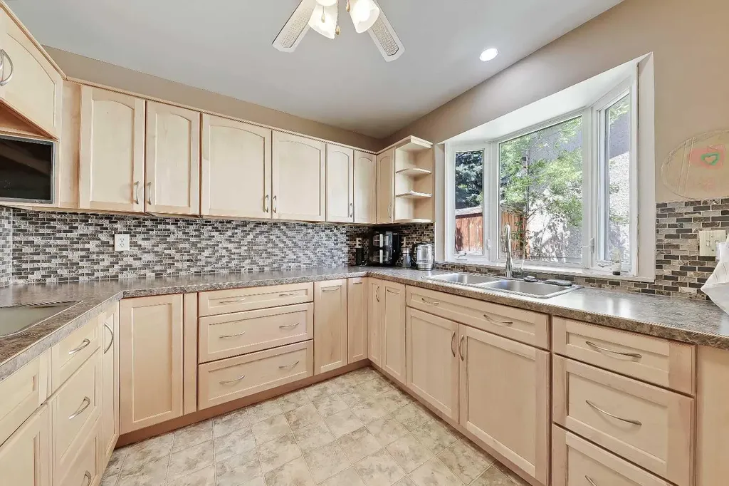 4315 Charleswood Drive NW Calgary AB T2L 2E3