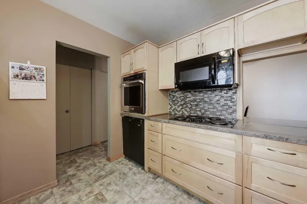 4315 Charleswood Drive NW Calgary AB T2L 2E3