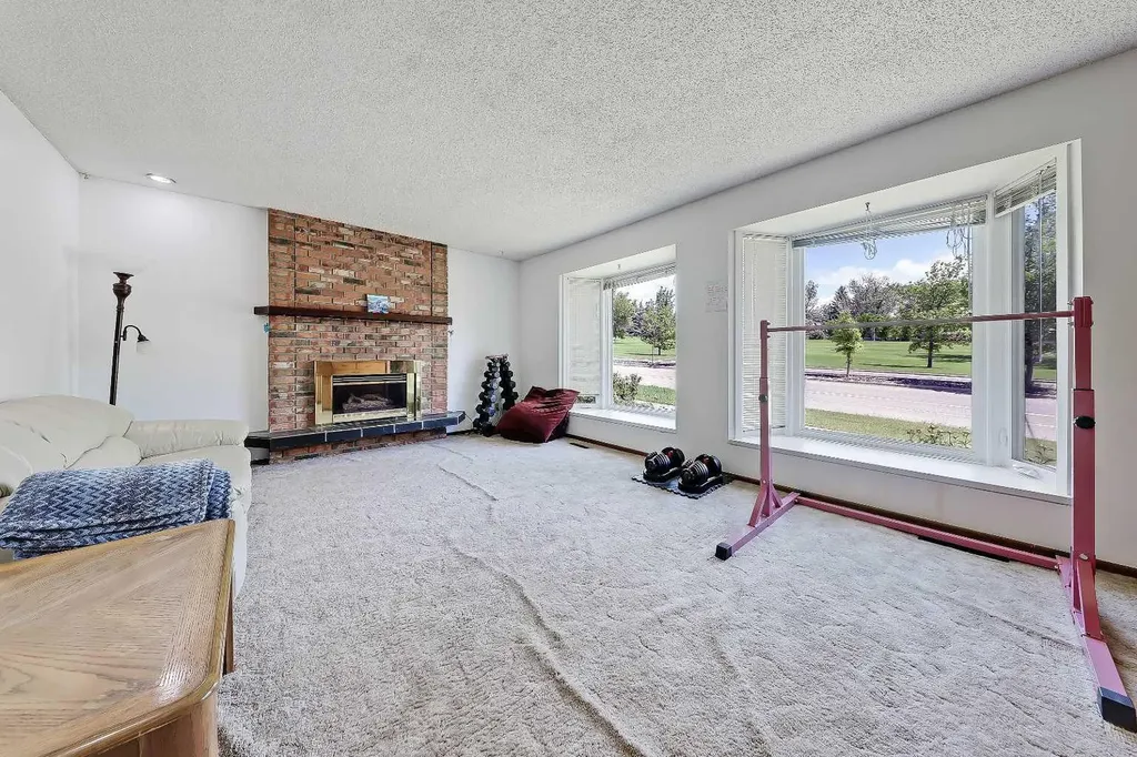 4315 Charleswood Drive NW Calgary AB T2L 2E3