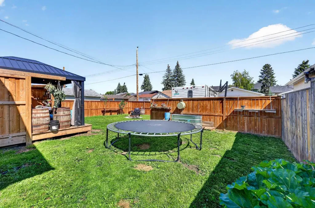 24 Penworth Crescent SE Calgary AB T2A 4C7
