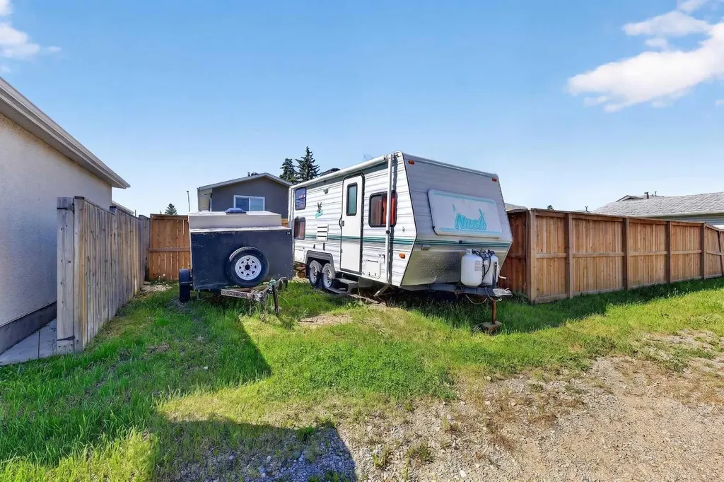 24 Penworth Crescent SE Calgary AB T2A 4C7