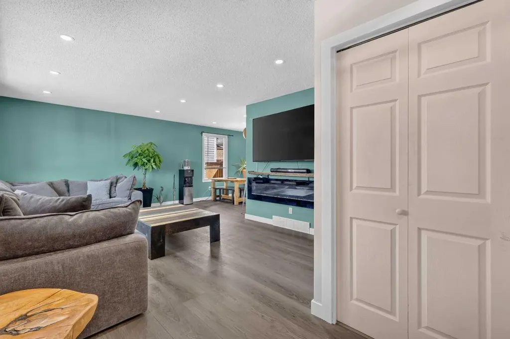 24 Penworth Crescent SE Calgary AB T2A 4C7