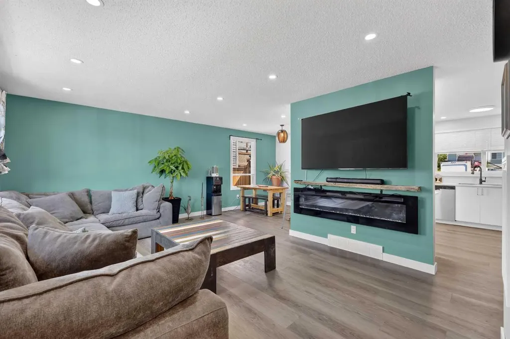 24 Penworth Crescent SE Calgary AB T2A 4C7