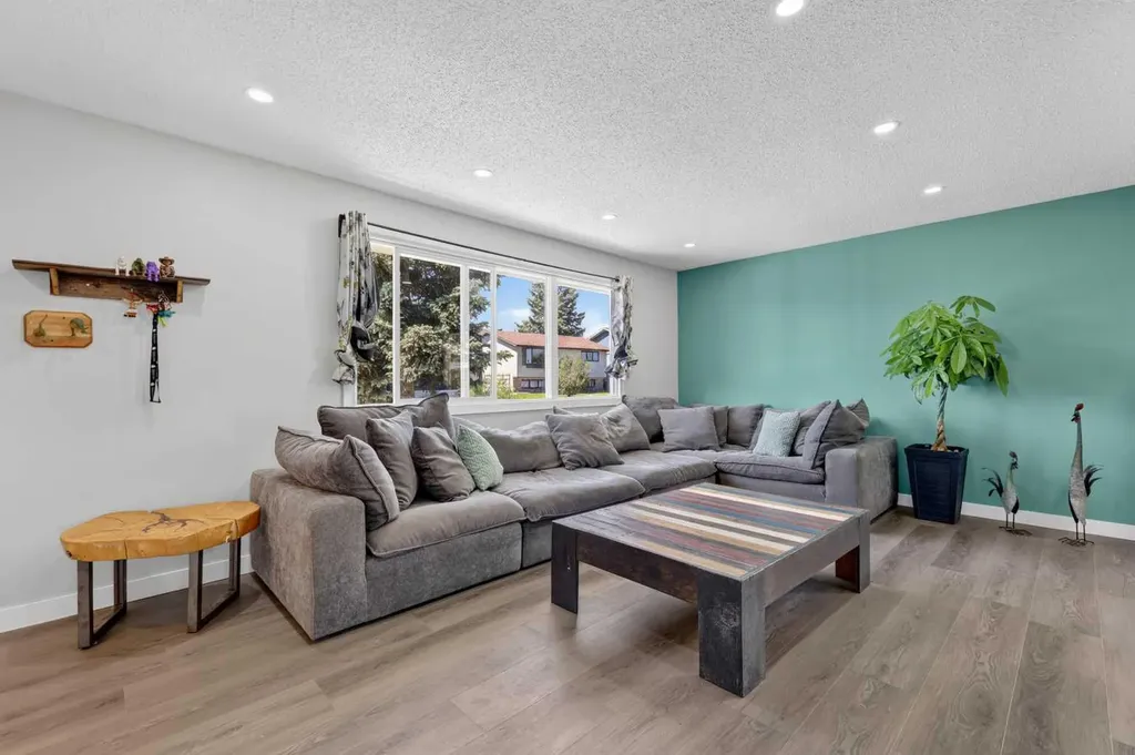 24 Penworth Crescent SE Calgary AB T2A 4C7