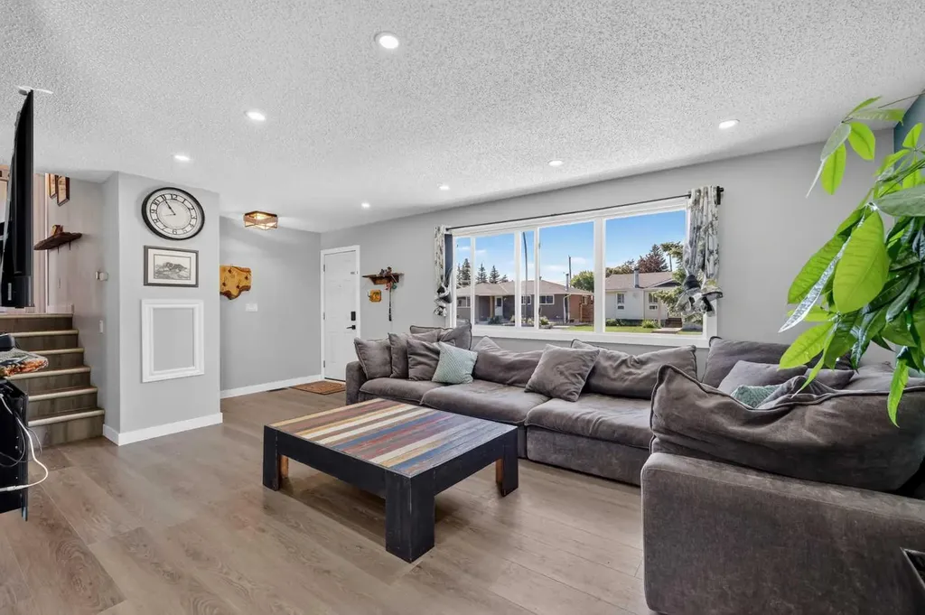 24 Penworth Crescent SE Calgary AB T2A 4C7