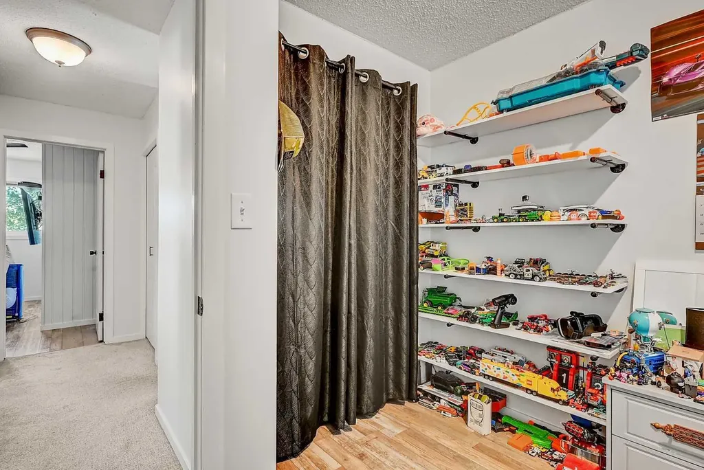 9426 64 Avenue Grande Prairie AB T8W1B5