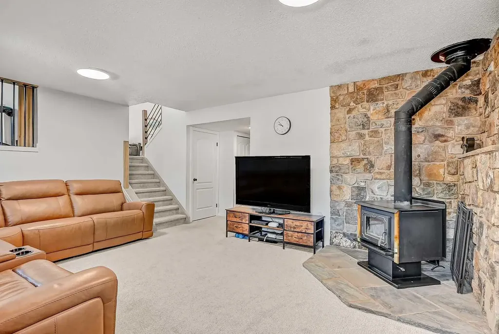 9426 64 Avenue Grande Prairie AB T8W1B5