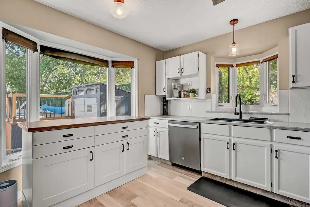 9426 64 Avenue Grande Prairie AB T8W1B5