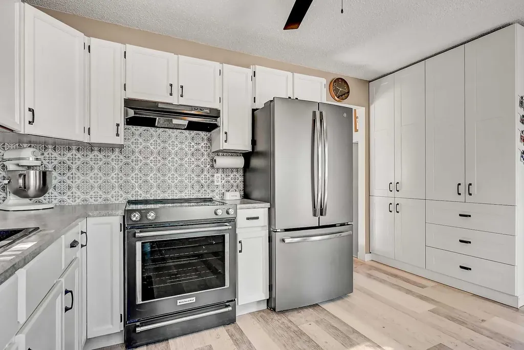 9426 64 Avenue Grande Prairie AB T8W1B5