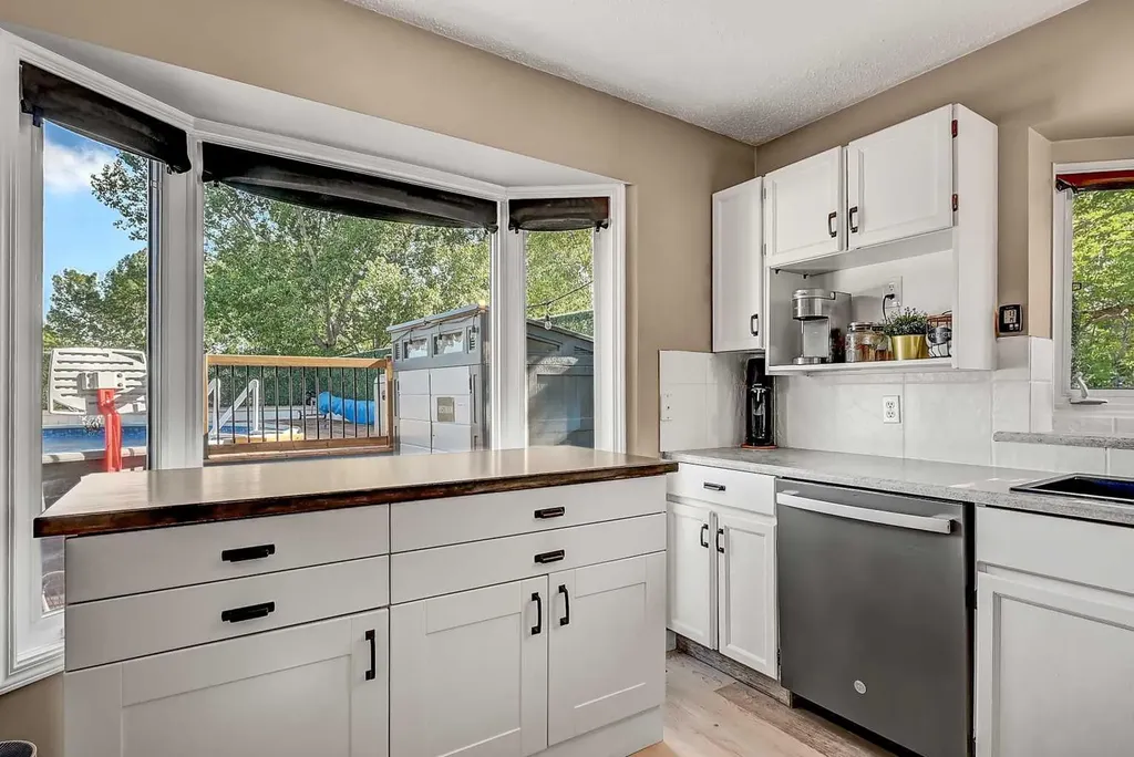 9426 64 Avenue Grande Prairie AB T8W1B5