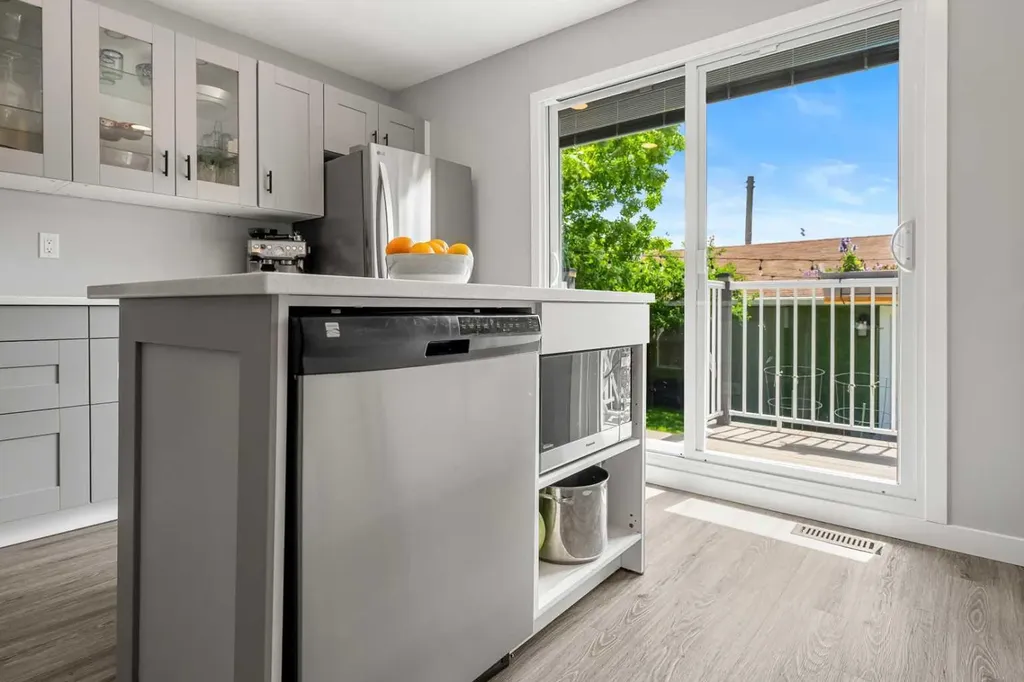 229 84 Avenue SE Calgary AB T2H 1N5