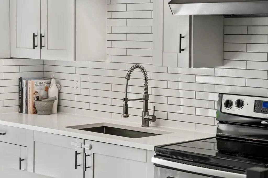 229 84 Avenue SE Calgary AB T2H 1N5