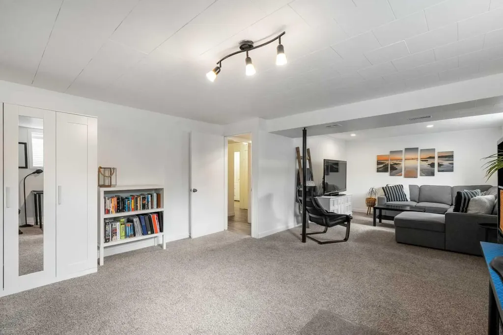 229 84 Avenue SE Calgary AB T2H 1N5