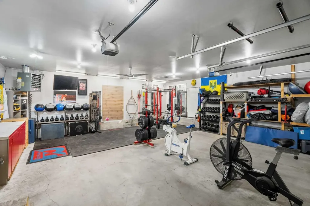 229 84 Avenue SE Calgary AB T2H 1N5