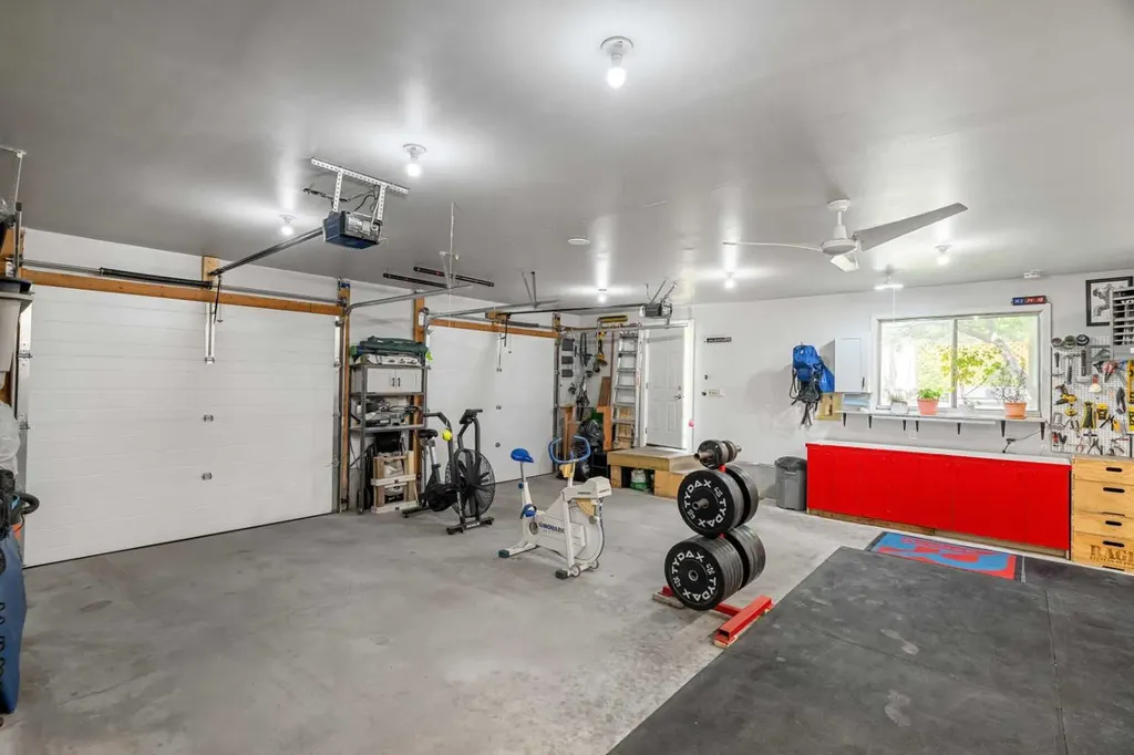 229 84 Avenue SE Calgary AB T2H 1N5