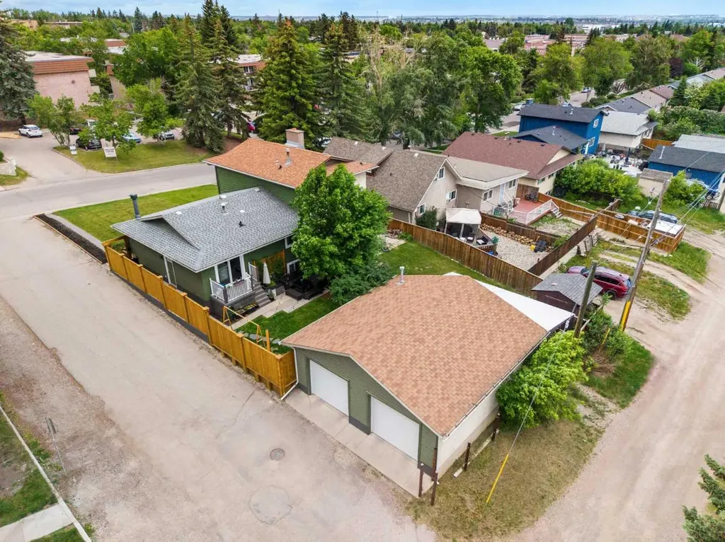 229 84 Avenue SE Calgary AB T2H 1N5