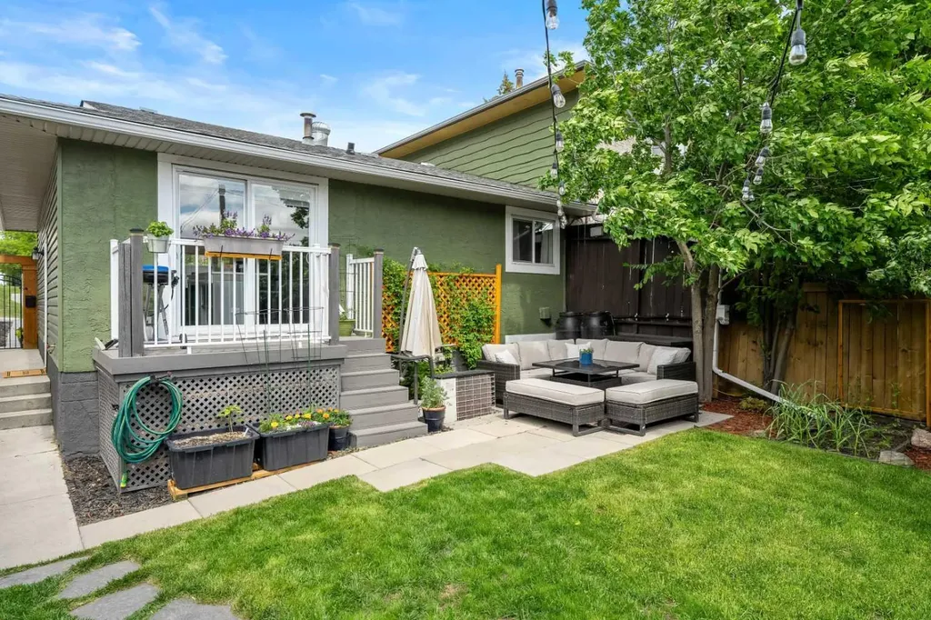 229 84 Avenue SE Calgary AB T2H 1N5