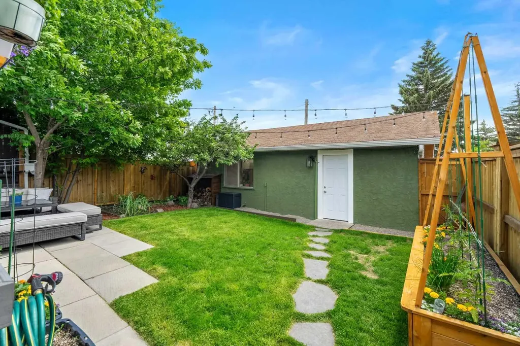 229 84 Avenue SE Calgary AB T2H 1N5