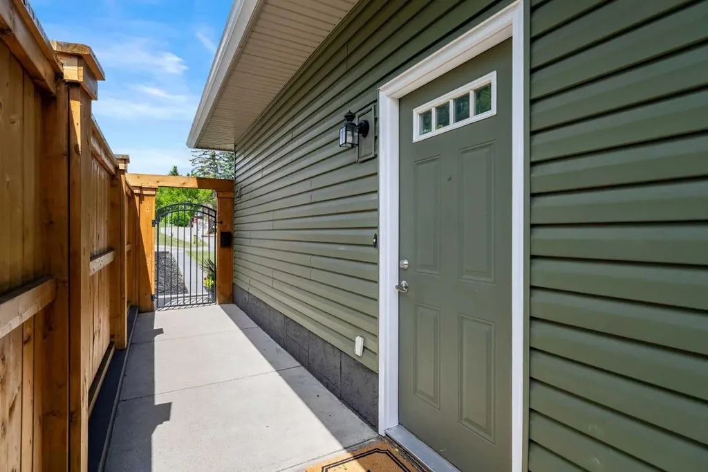 229 84 Avenue SE Calgary AB T2H 1N5