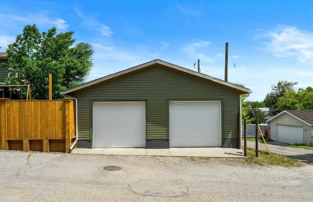 229 84 Avenue SE Calgary AB T2H 1N5