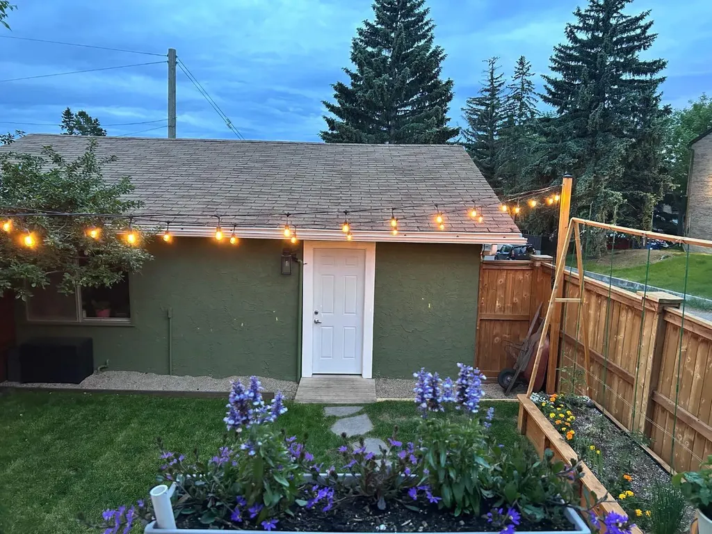 229 84 Avenue SE Calgary AB T2H 1N5