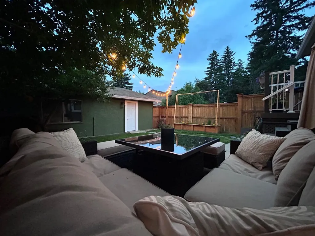 229 84 Avenue SE Calgary AB T2H 1N5