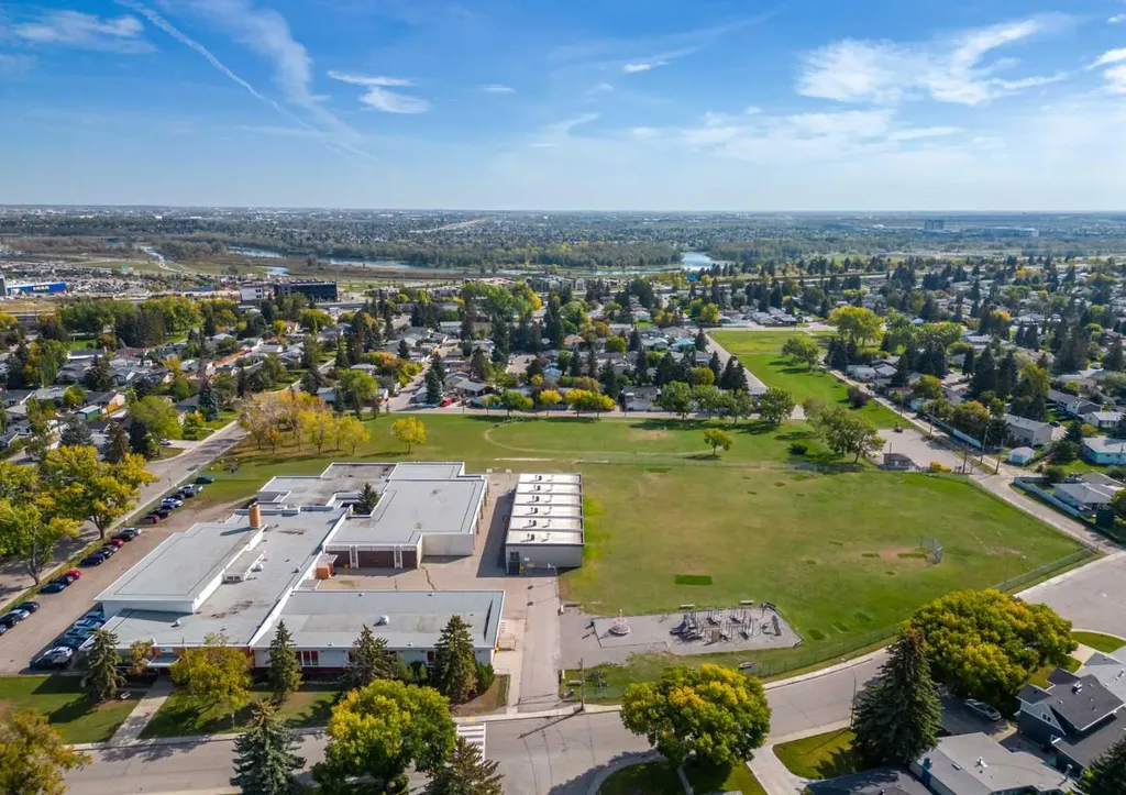229 84 Avenue SE Calgary AB T2H 1N5