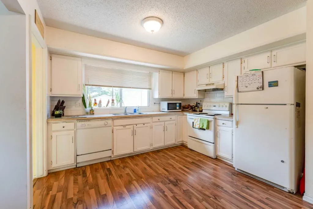 9611 24 Street SW Calgary AB T2V 4L2