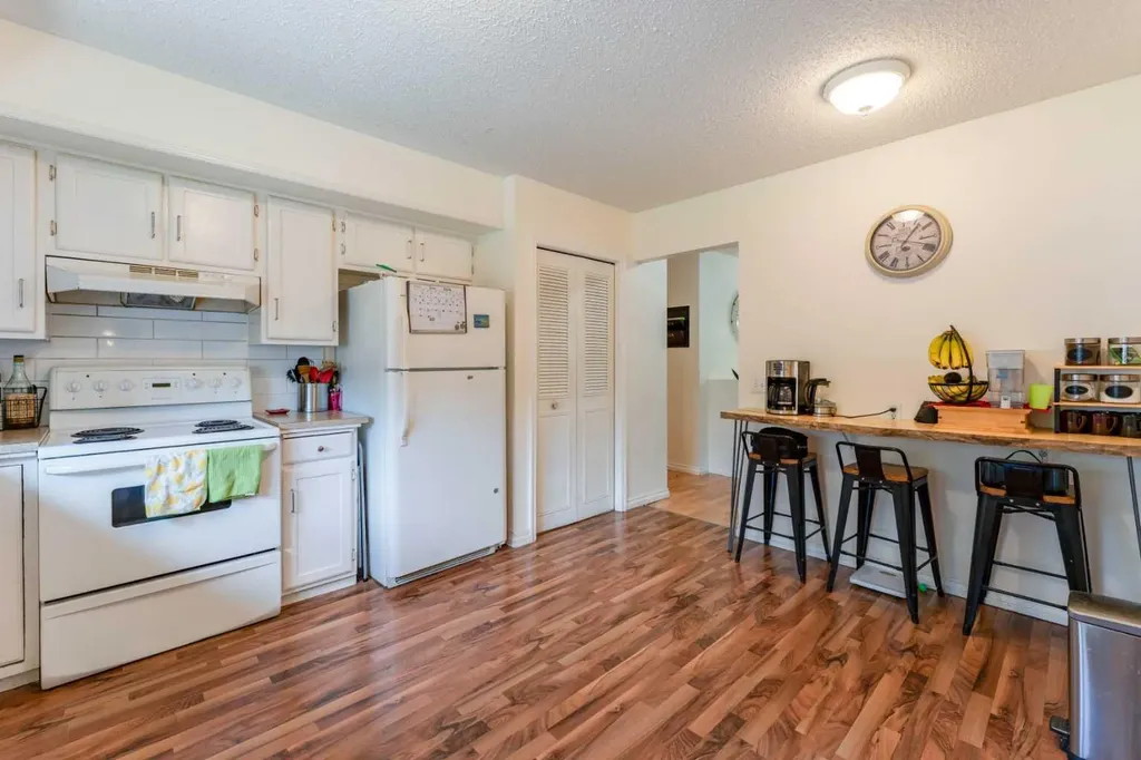 9611 24 Street SW Calgary AB T2V 4L2
